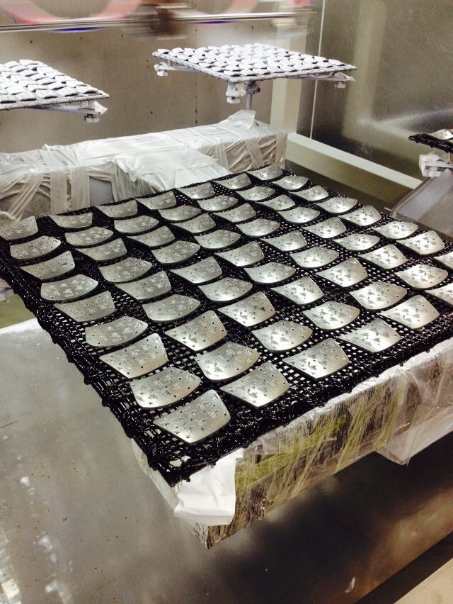 五轴四喷盘往复机喷涂五金器件