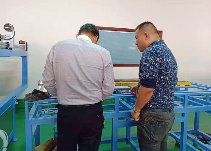 热烈欢迎安徽曹总来厂试喷打样 讨论规划喷涂方案