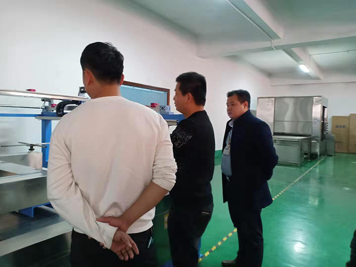 福建工艺品郑总来访参观考察往复机喷涂线
