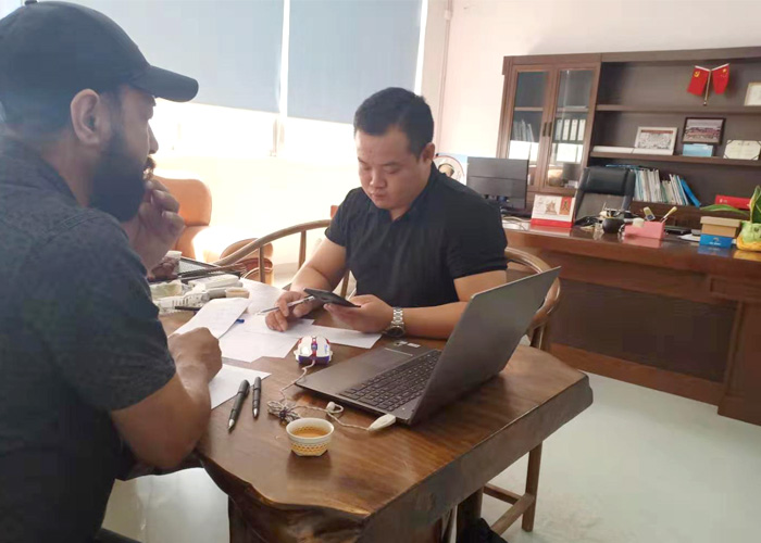 澳大利亚客户来厂洽谈-家具门板喷漆厂