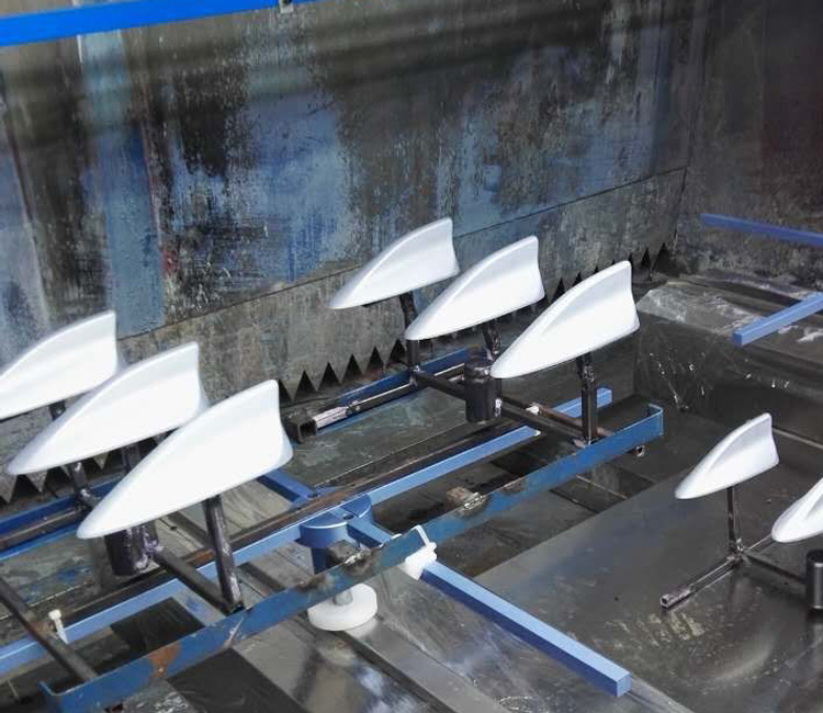 在线跟踪喷涂-汽车配件尾翼喷涂